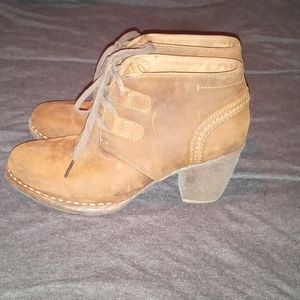 Brown ankle boots unstructured by clarks (PRICED TO SELL)